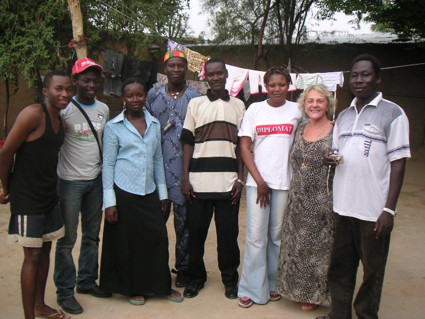 gli organizzatori: alla mia sinistra il poeta Samafou di Guillou, alla mia destra Annette che mi è stata sempre vicina il penultimo alla mia destra è un artista che vive a Parigi nel mondo dello spettacolo